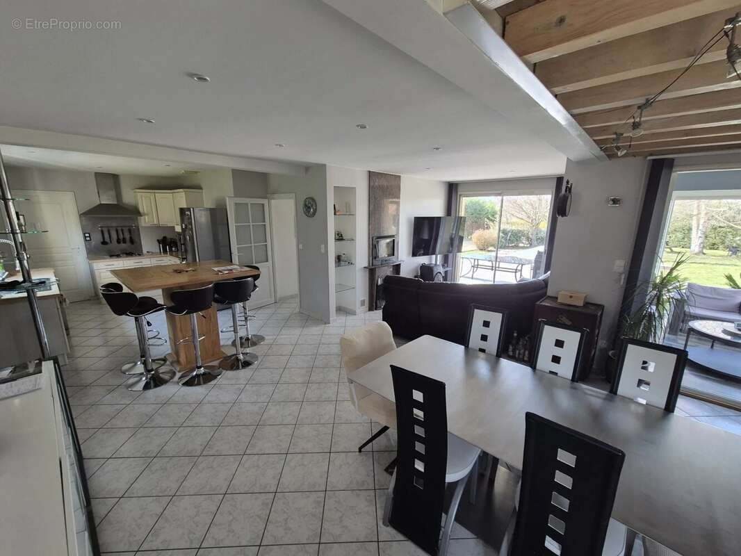 Maison à SAINT-PIERRE-EYNAC