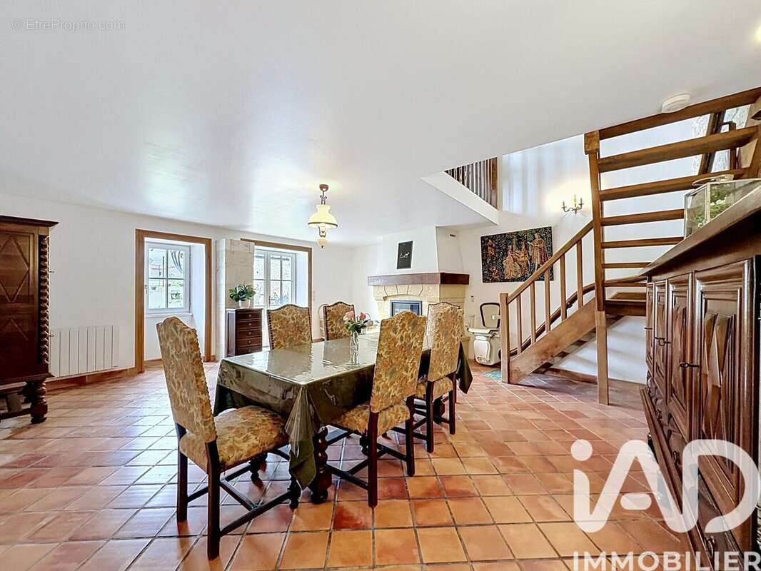 Maison 151 m² à Vignolles  - photo 2