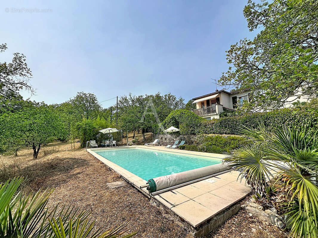 Maison familiale de 4 chambres avec piscine, jolie vue dégagée et 5 766m² de terrain. - photo 15