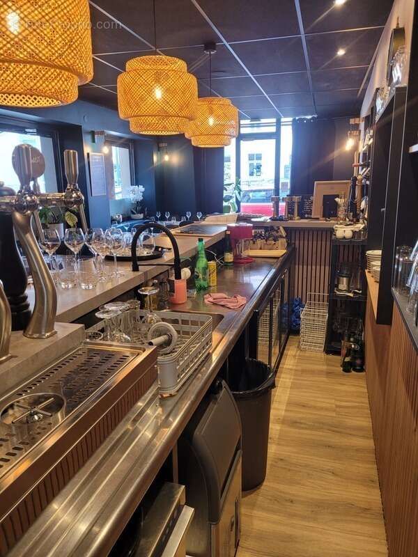 Commerce à LA TERRASSE