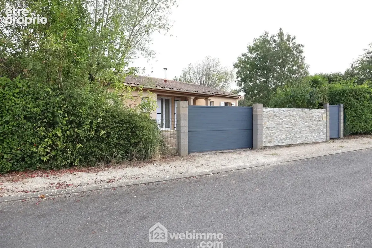 Proche du bourg, maison plain-pied de 120 m2 habitables.