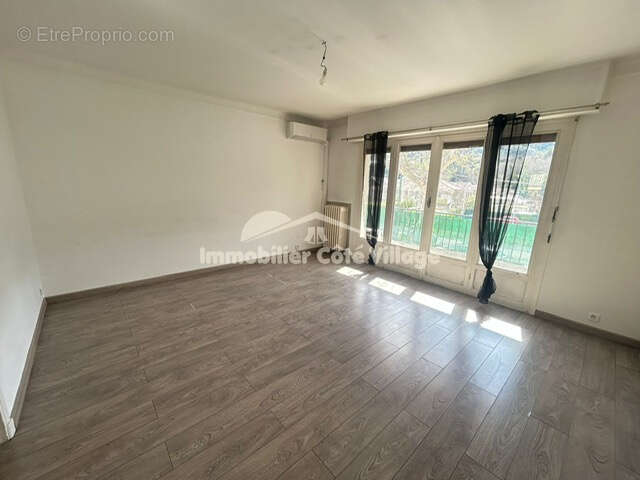 Appartement à CONTES