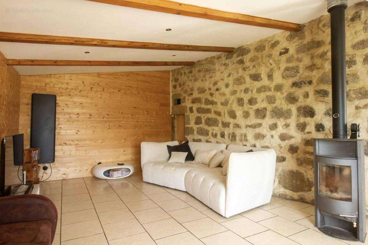 Maison à SAINT-CIERGE-LA-SERRE