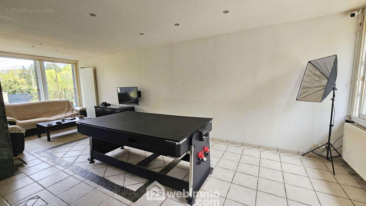 Un séjour de 38 m² traversant.