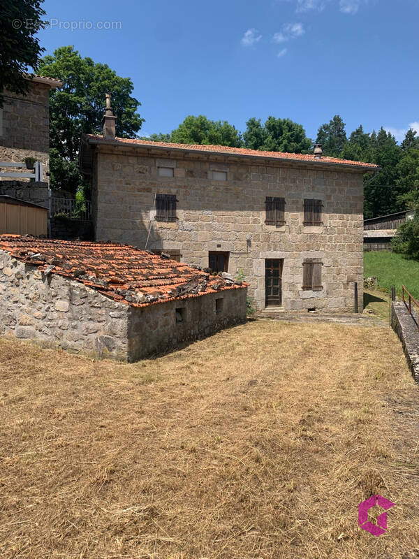 EXCLUSIVITE GTI IMMOBILIER ! Belle bâtisse en pierre avec terrain et dépendance. - photo 1
