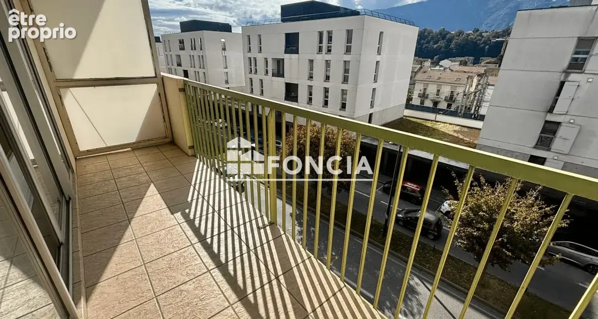 AIX-LES-BAINS CENTRE / GARE -  T3 traversant avec balcons, parking sécurisé et cave - photo 8