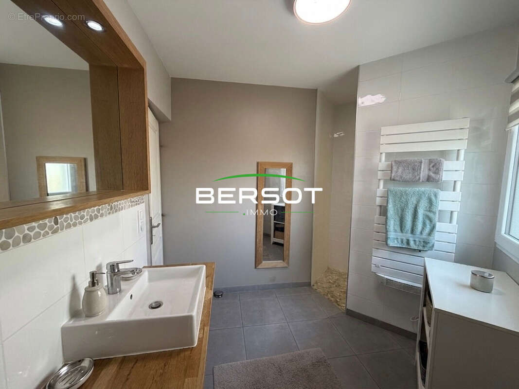 EXCLUSIVITÉ BERSOT IMMOBILIER - Villa contemporaine 145 m² avec 3 chambres, bureau, terrain de 946 m² et vue dégagée - photo 18
