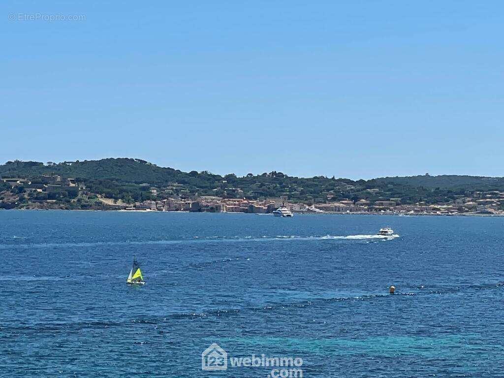 Ici, le séjour et la terrasse se vivent comme un pont de bateau face au Golfe de Saint-Tropez. - Appartement à SAINTE-MAXIME