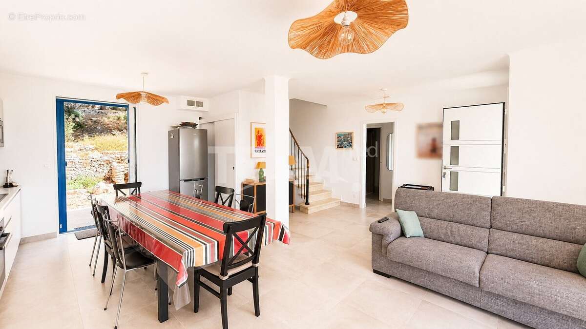 SÈTE  Maison rénovée avec vue panoramique sur la mer, terrasse de 60 m² et terrain de 890 m² - photo 16