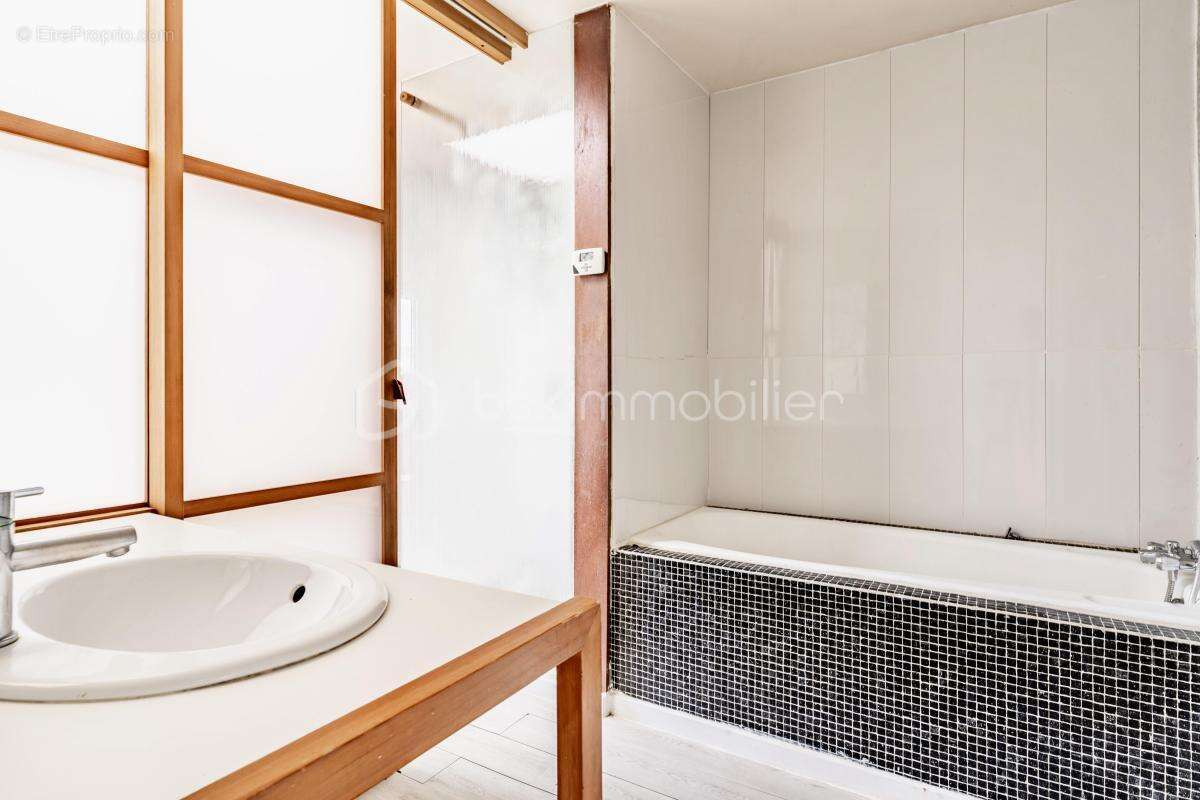 Maison à MARNES-LA-COQUETTE