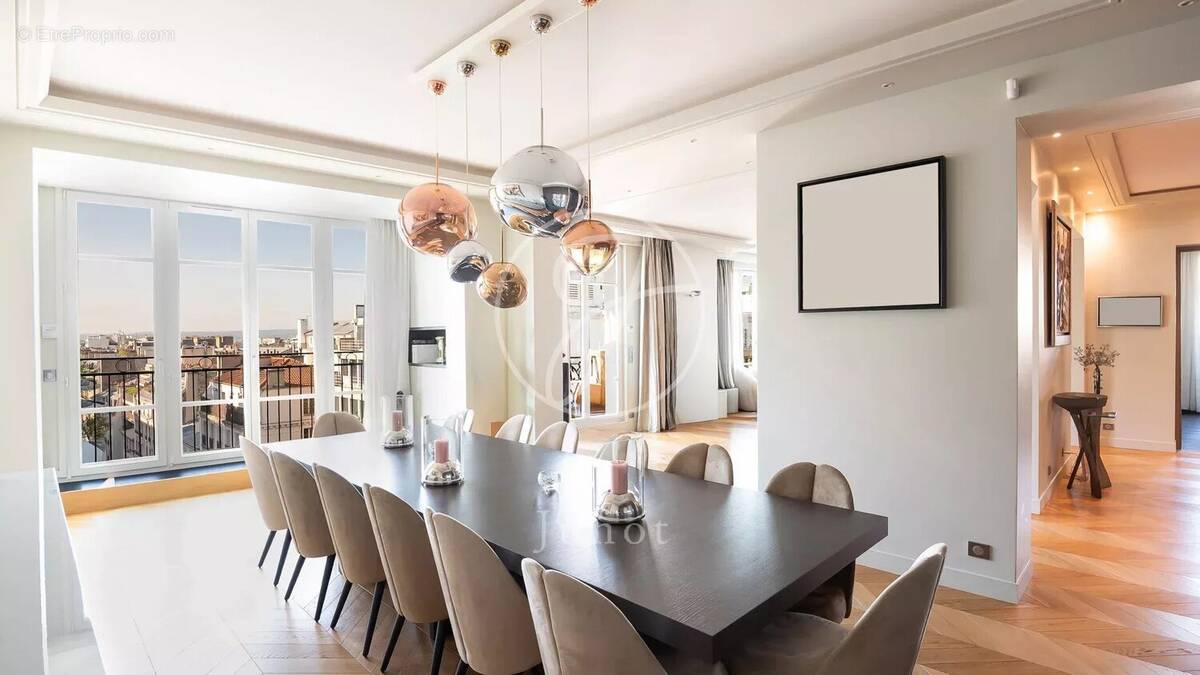 Appartement à PARIS-16E