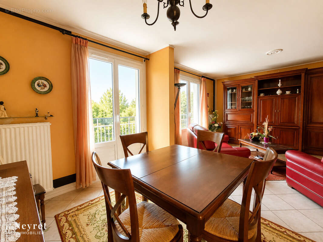Appartement T5 en très bon état avec balcon, loggia et vue dégagée - photo 4