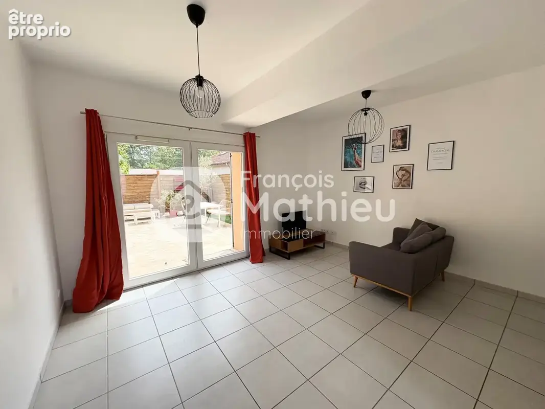 Civrieux : Maison de village 2ch + bureau - terrasse - deux stationnements - photo 5