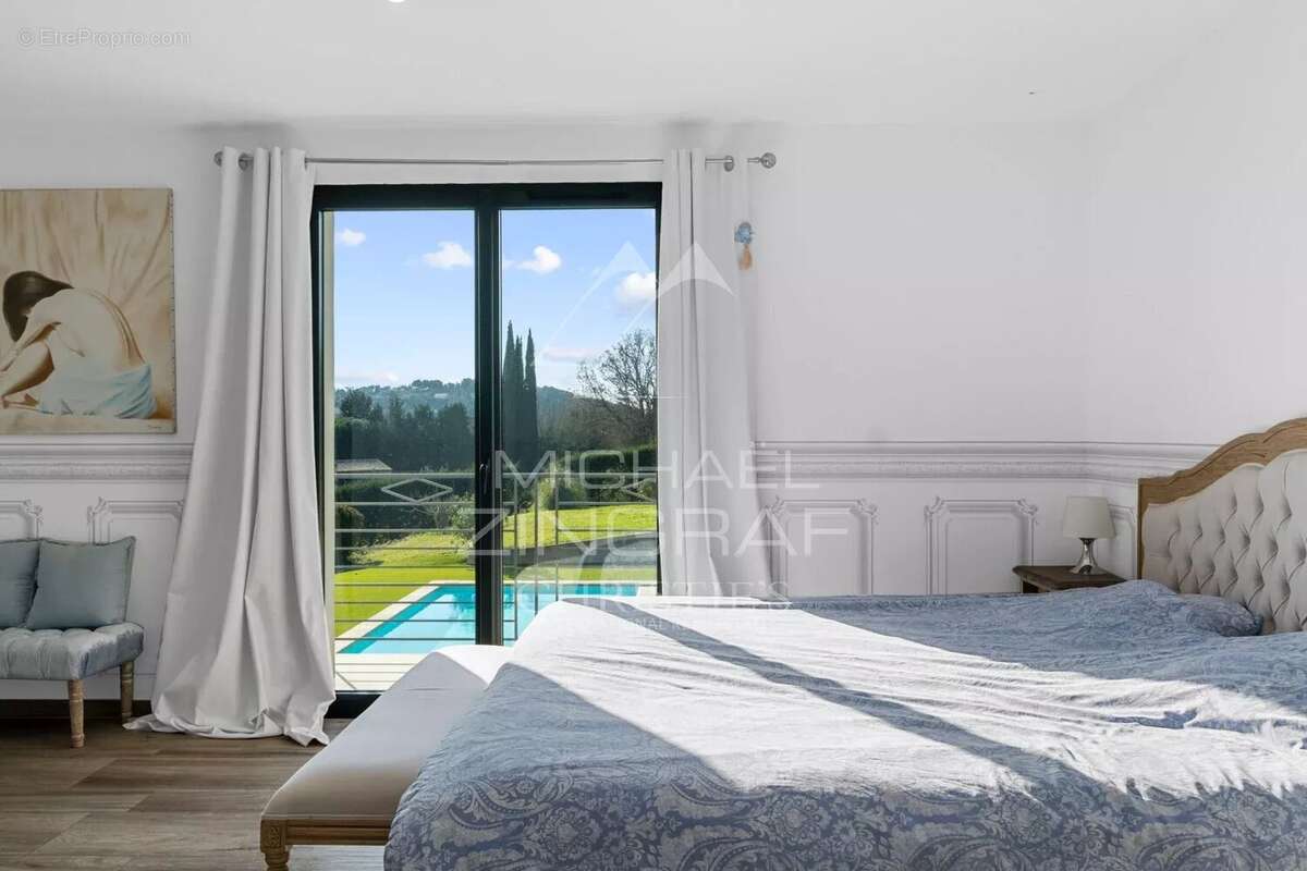 Maison à CHATEAUNEUF-GRASSE