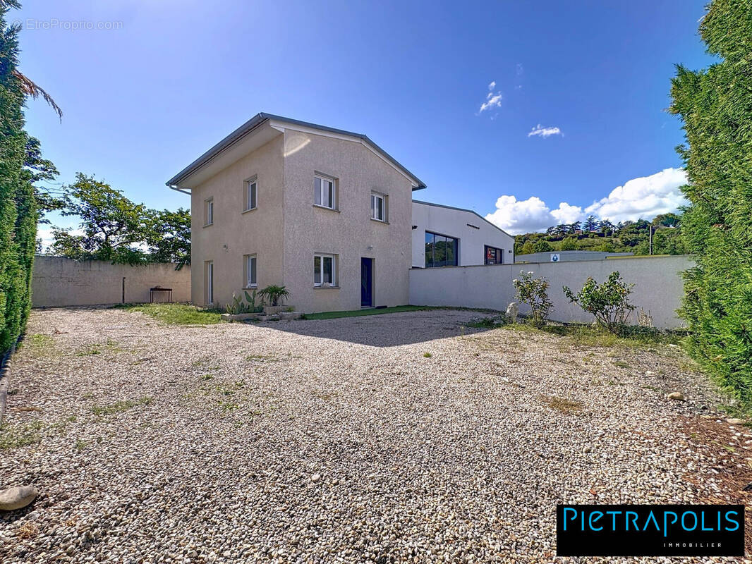 Maison à SAINT-GENIS-LAVAL