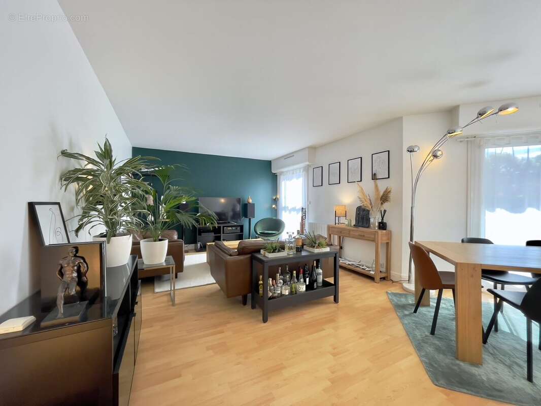 PIECE DE VIE CONVIVIALE ET BAIGNEE DE LUMIERE - Appartement à VERNEUIL-SUR-SEINE