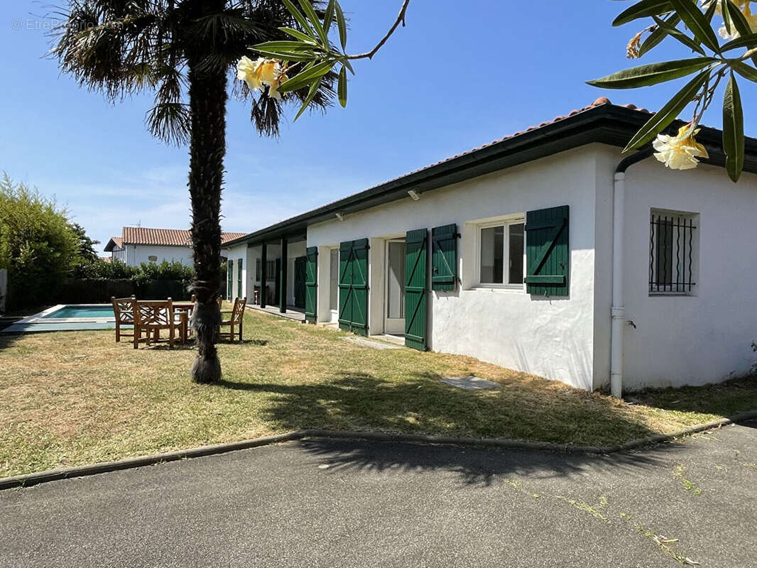 BIDART - Villa de plain-pied avec piscine - photo 2