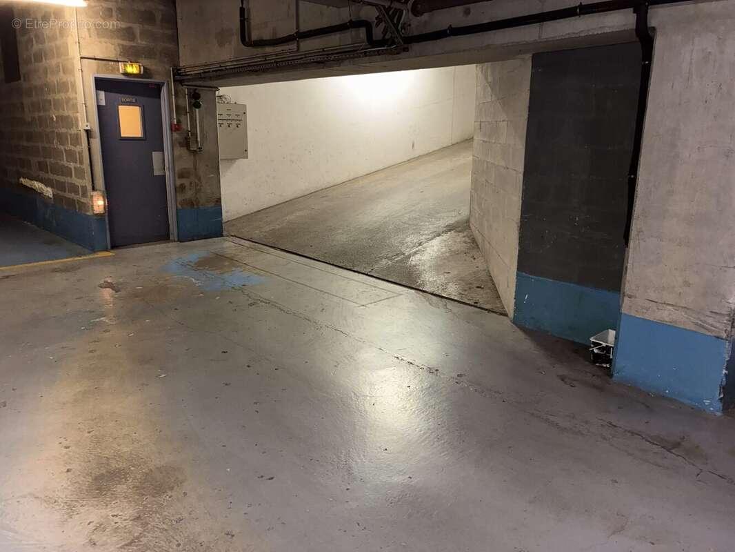 Parking à PARIS-11E