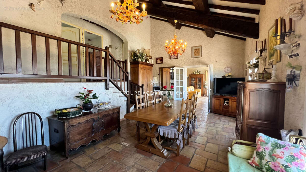 À vendre villa de 7 pièces avec piscine et grande terrasse offrant une vue mer sur le golfe de saint-tropez, aux issambres - photo 3