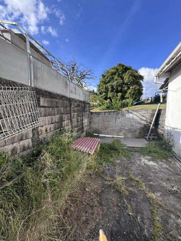Maison (81,56 m²) divisée en deux appartements T2 - Schoelcher - photo 14