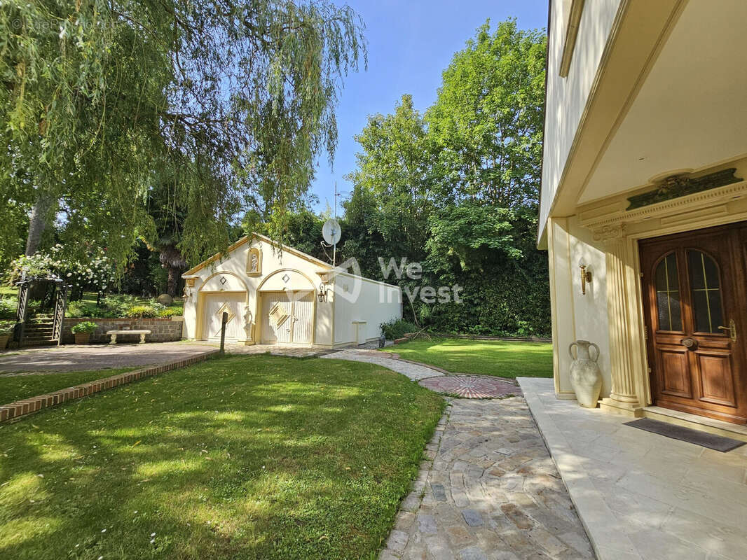 Un garage indépendant transformable en 'Guest house'.