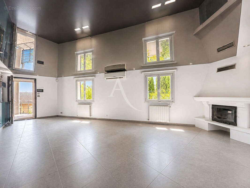 Maison familiale avec piscine, dépendance et stationnement ? Marseille 11e - photo 4