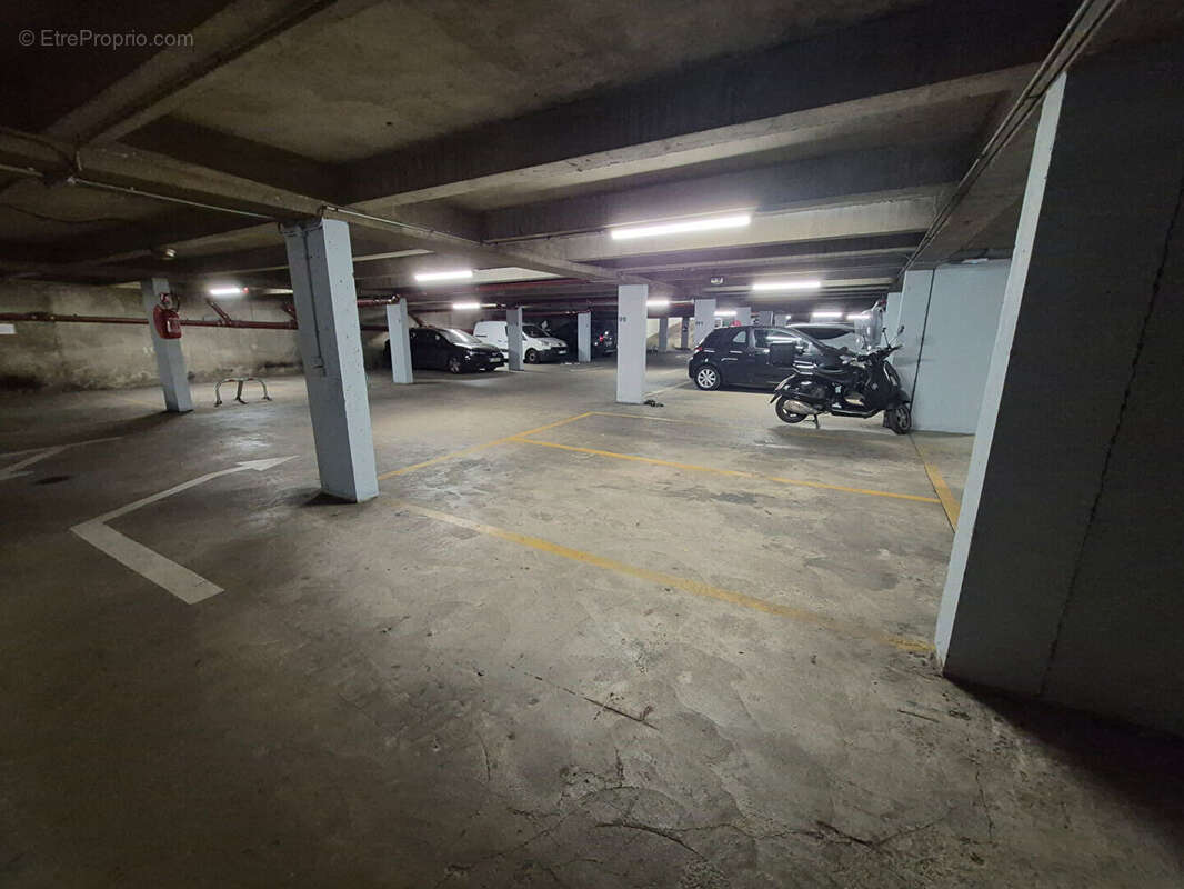 Place de parking - Idéale pour INVESTISSEMENT LOCATIF - 2 min du métro Colonel Fabien - photo 4