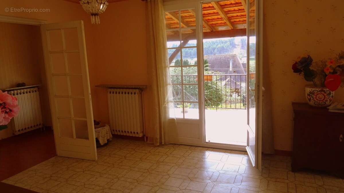 Maison à LEGUILLAC-DE-L'AUCHE