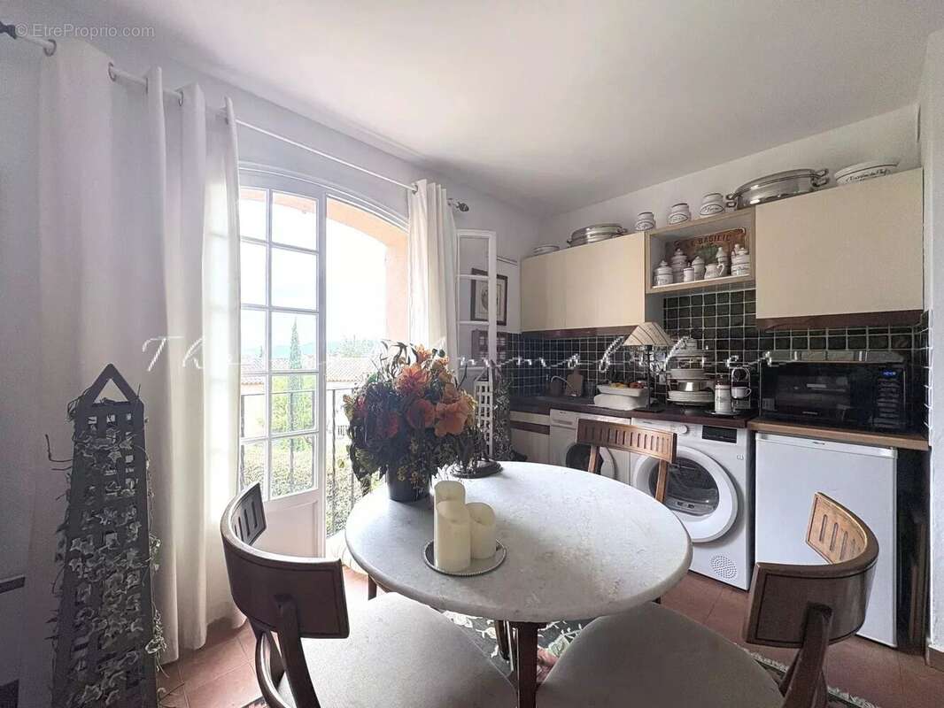 À vendre à Grimaud studio dans résidence avec piscine - photo 3