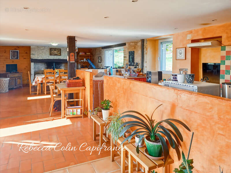 Authentique longère en pierre en Périgord Noir sur un terrain de 2849 m² - photo 5
