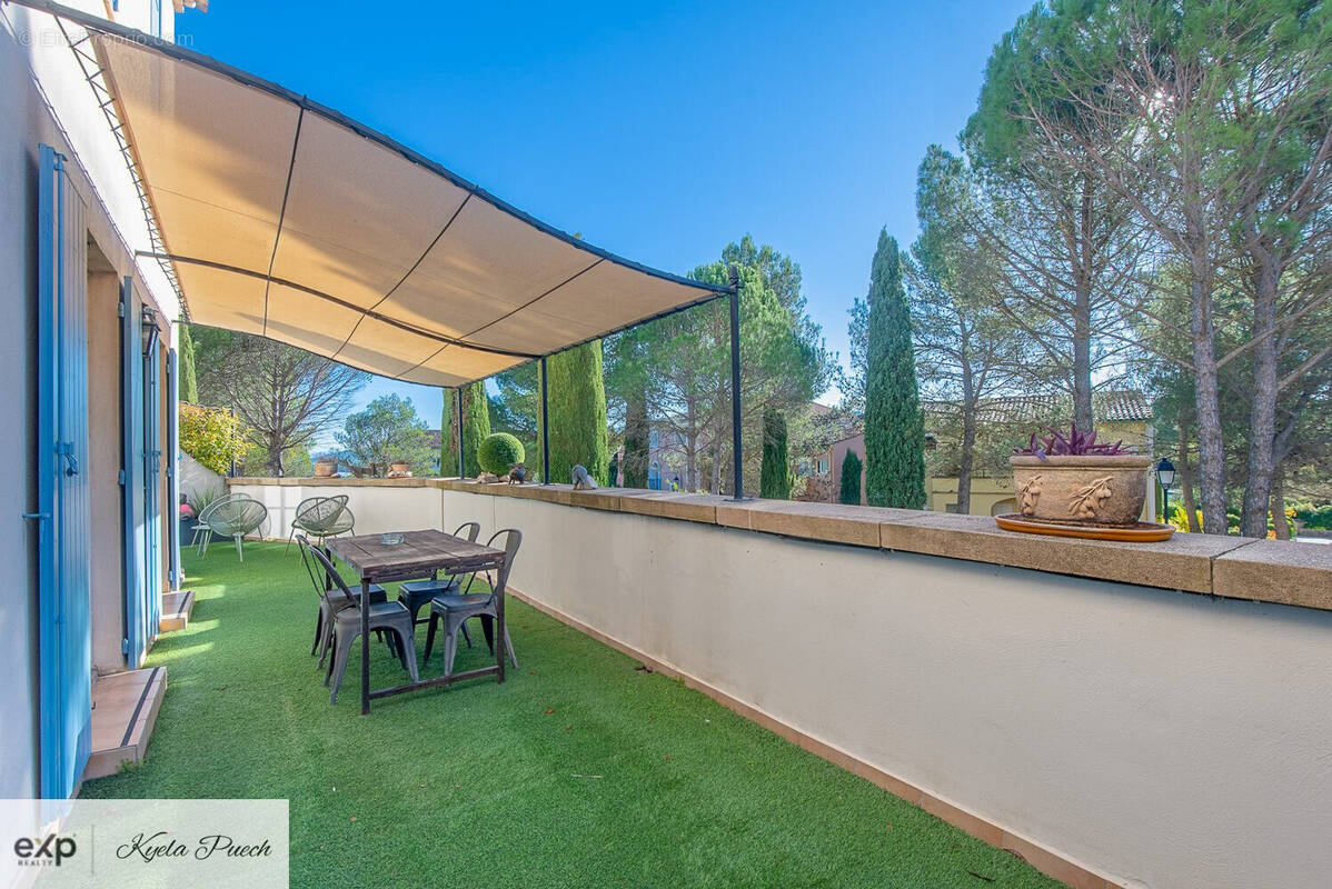 Kyela Puech appartement rez-de-chaussée de deux chambres, grande terrasse, cave, stationnement sur le domaine de golf international du pont royal à Mallemort, proche de Salon, Aix et St Rémy de Provence - Appartement à MALLEMORT