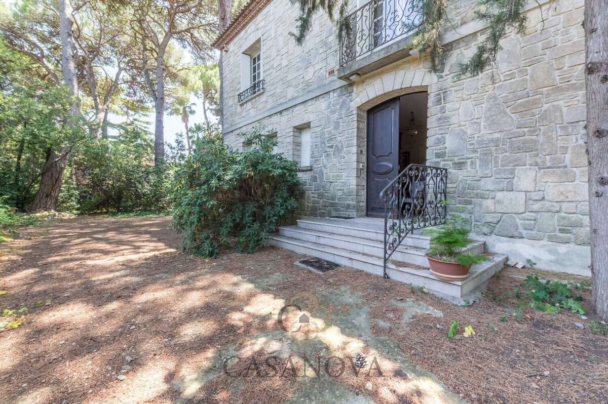 Maison familiale de plus de 270 m² avec parc arboré de 3 000 m² aux Arceaux à Montpellier - photo 7