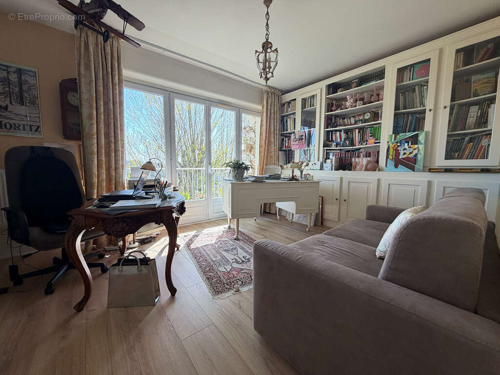 Mérignac Saint-Augustin - Appartement 5 pièces de 150 m² avec terrasse, garage double et cave - photo 13