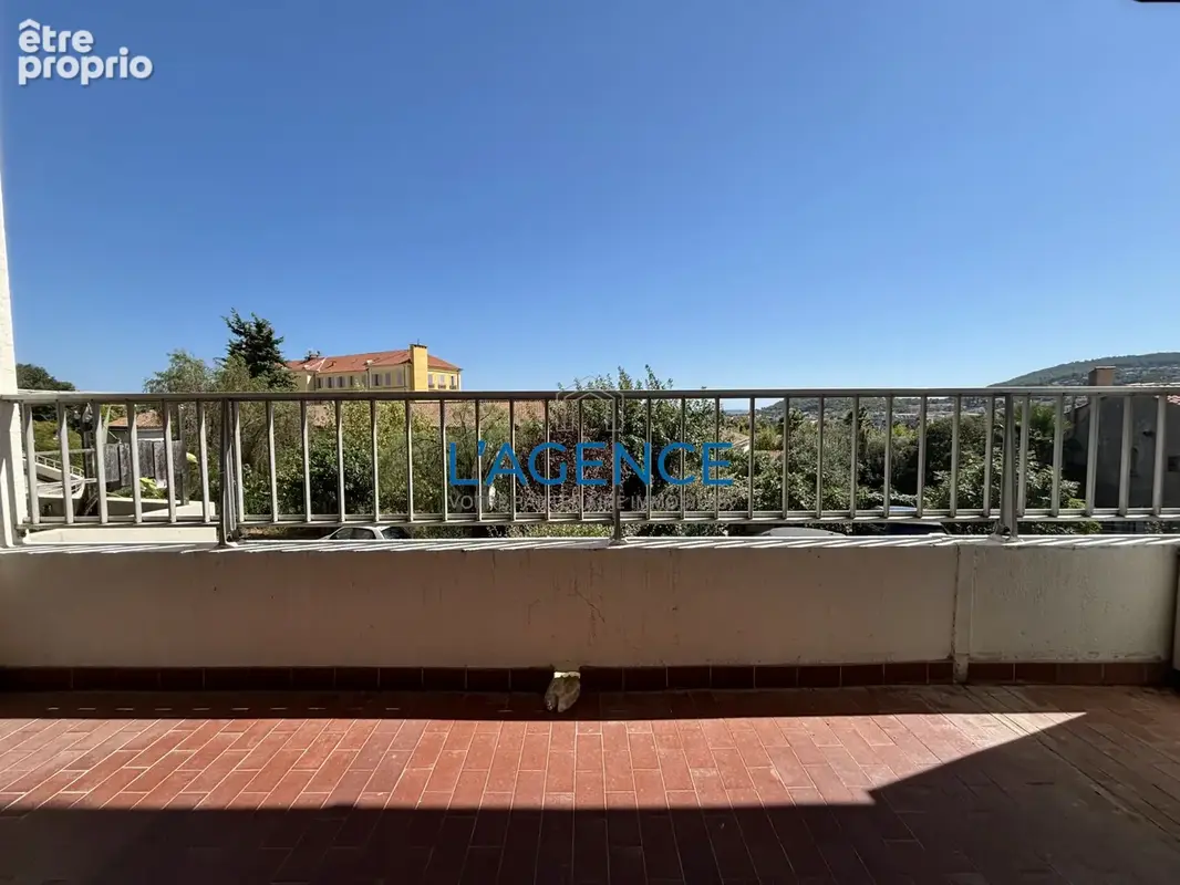 Appartement T4 de 104 m2 au centre ville de Hyères avec ascenseur cave et parking privatif - photo 2