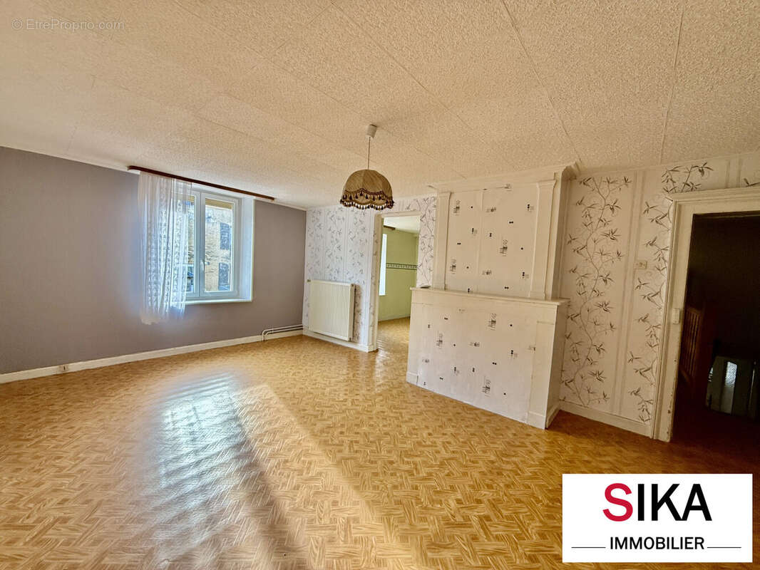 Maison à MAIZIERES-LES-VIC