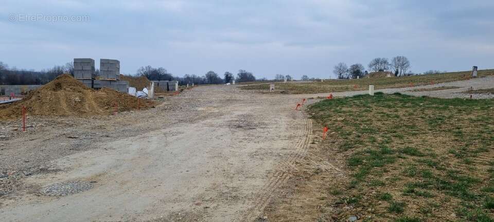 Terrain à SAINT-JEAN-DE-THURIGNEUX