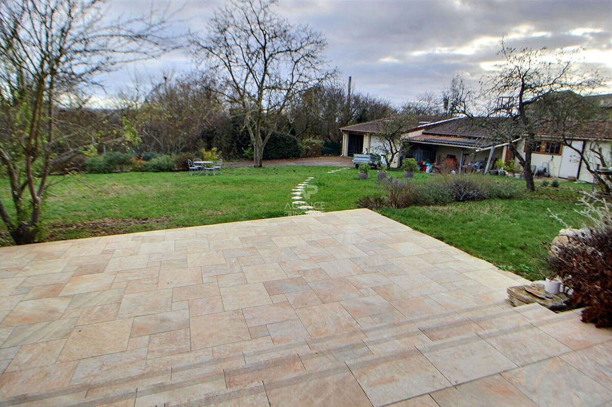 Maison à CHANTELOUP-LES-VIGNES