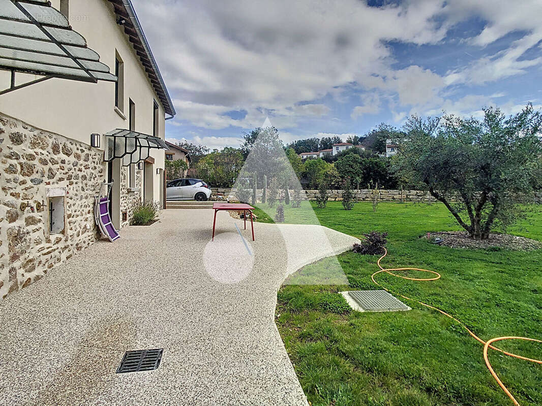 Maison en pierres entièrement rénovée - centre d'Aveize - photo 6