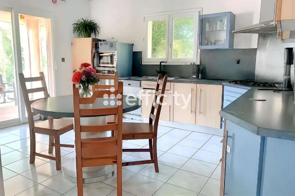 Maison 144 m² à Aigre  - photo 6