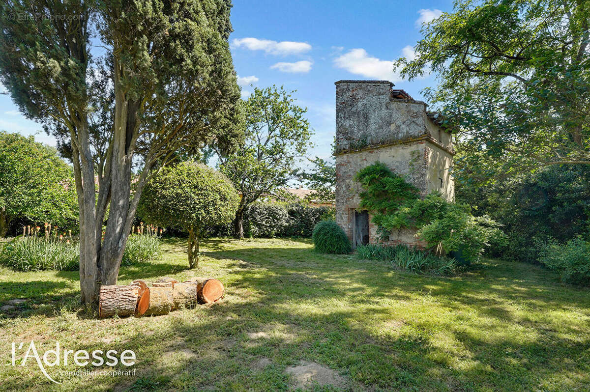 Exclusivité l'Adresse - Le BURGAUD - Maison de maître d'environ 290 m² avec parc arboré de 2 492 m², pigeonnier et dépendances - photo 12