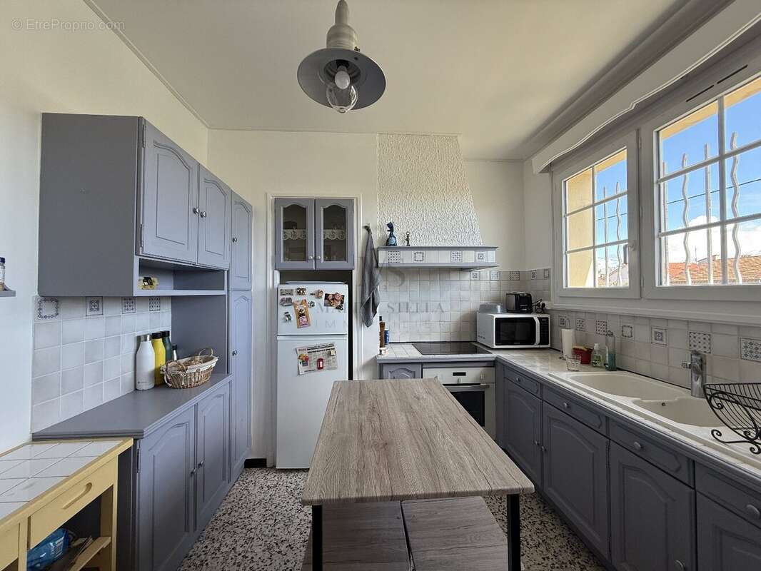 Maison en trois faces sur deux niveaux avec Garage. - photo 11