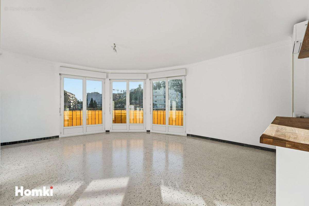 Appartement à SAINT-LAURENT-DU-VAR