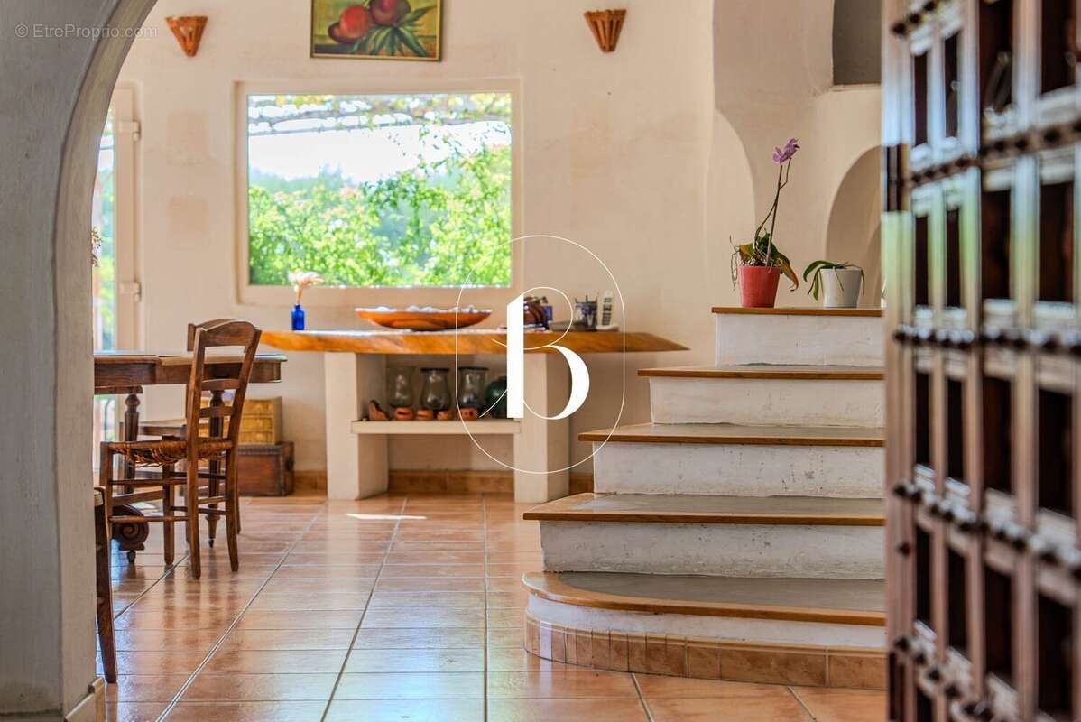 UZÈS  Propriété de caractère aux volumes spectaculaires, jardin paysager et piscine - photo 4