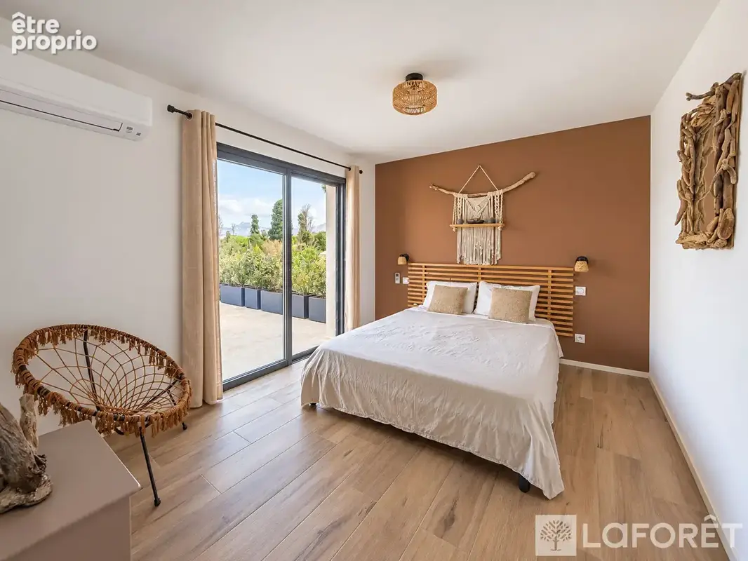 CALVI Élégante villa contemporaine de plain-pied avec piscine à débordement - photo 9