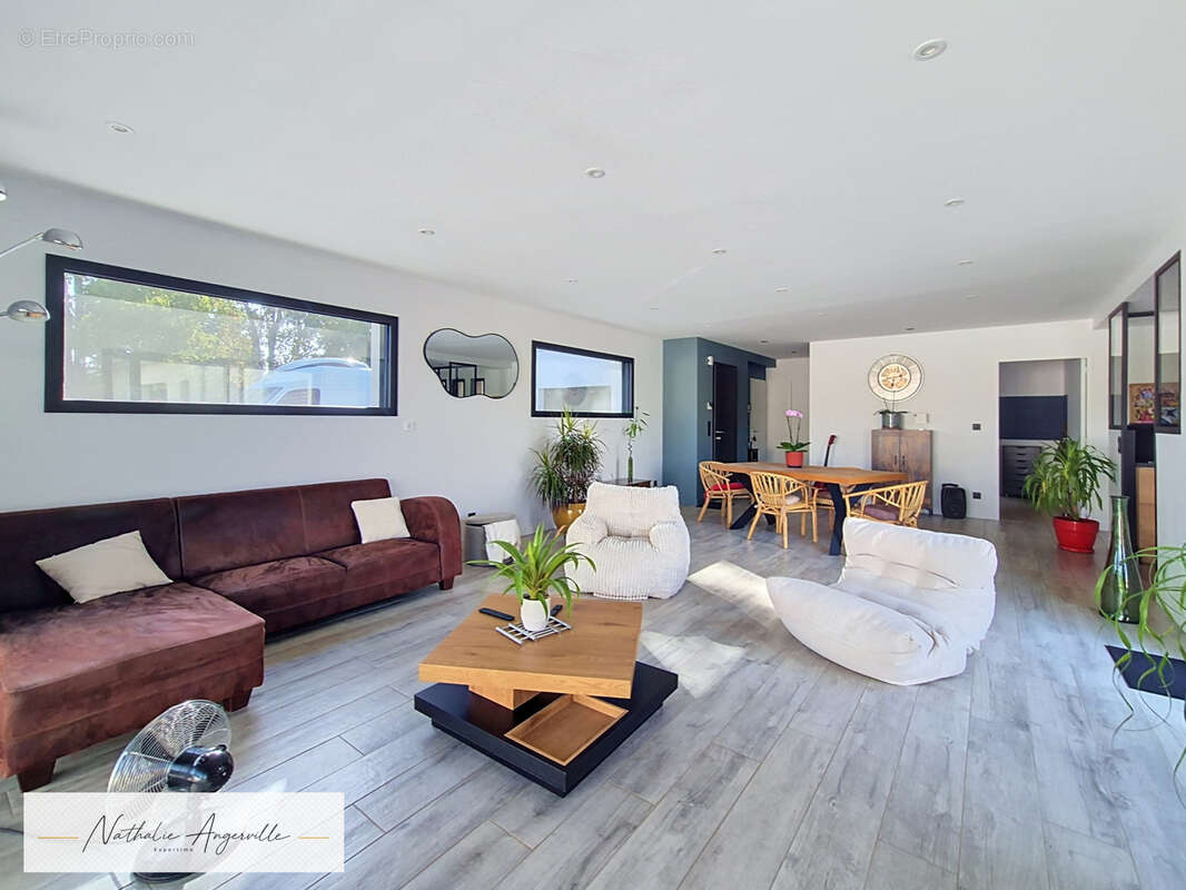 Nuces   Maison contemporaine 144 m2 de plain-pied avec piscine - photo 4