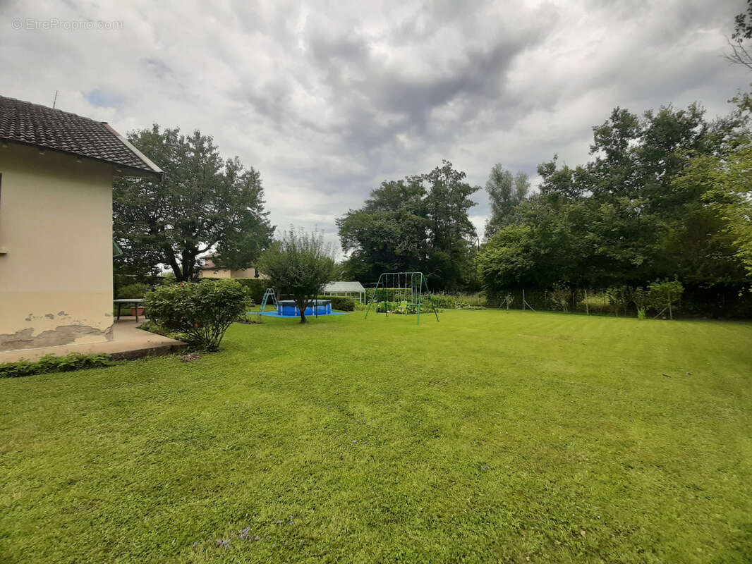 Maison à BAGE-LE-CHATEL