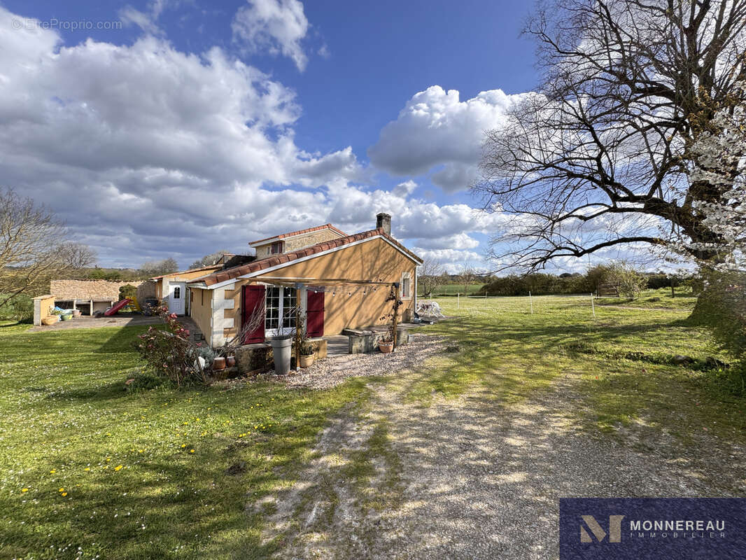 Maison à BAIGNES-SAINTE-RADEGONDE