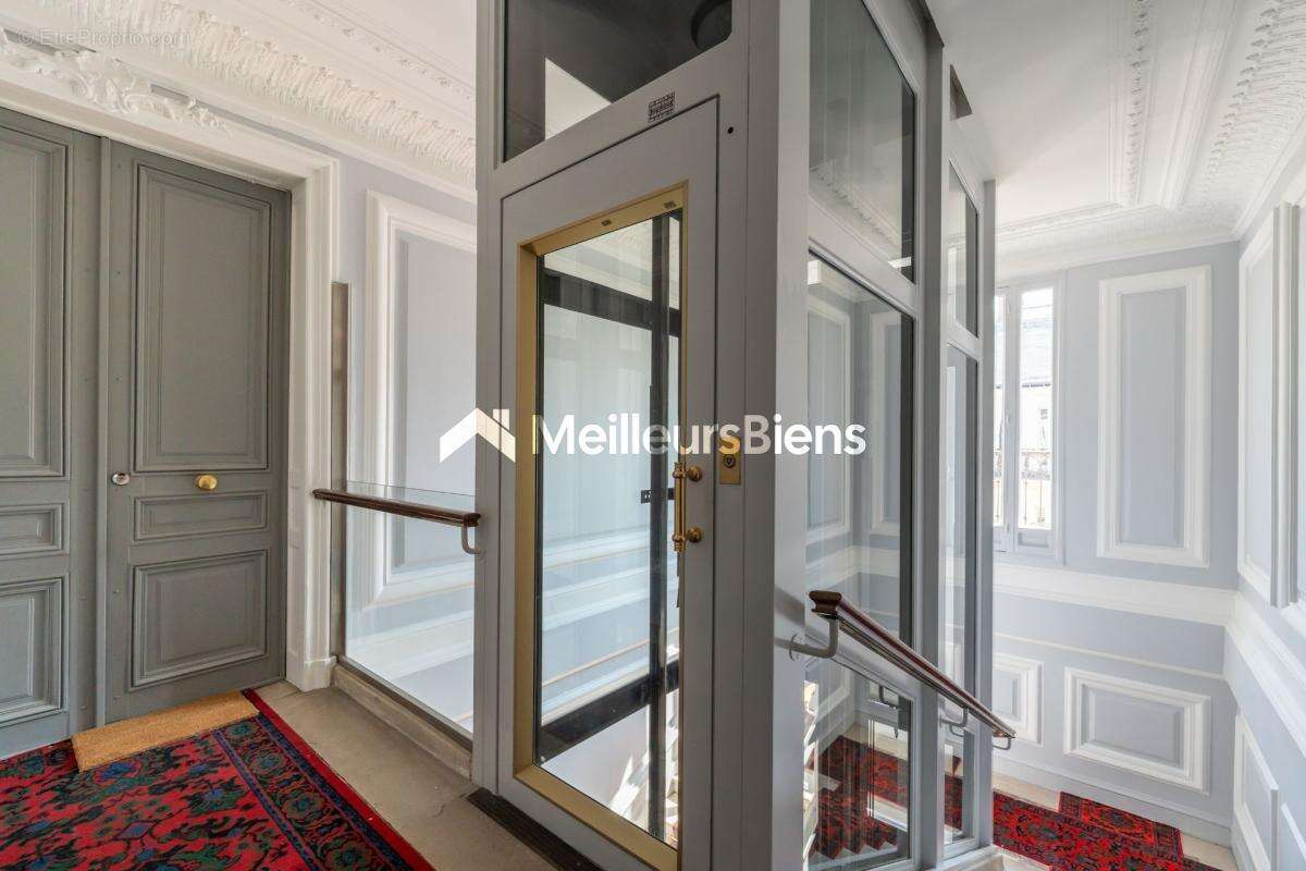 Une adresse emblématique au sein du Triangle d'Or  Duplex de réception signé Wilmotte - photo 4