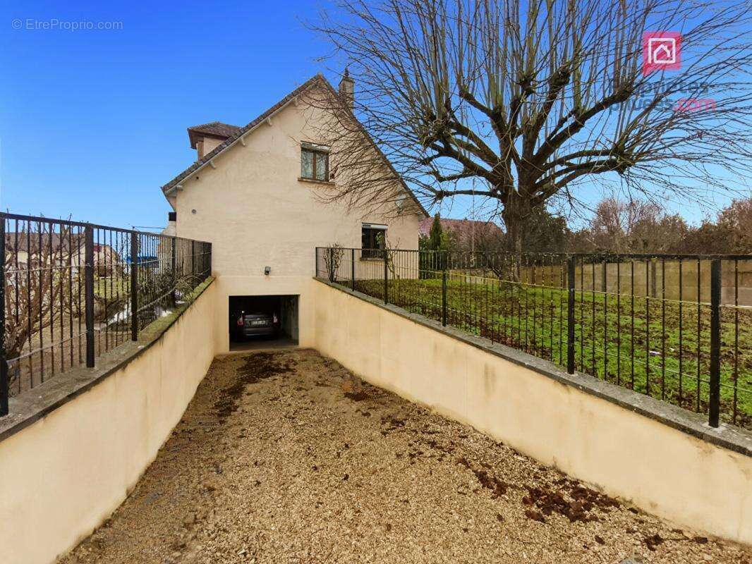 Maison à MAIZIERES-LA-GRANDE-PAROISSE