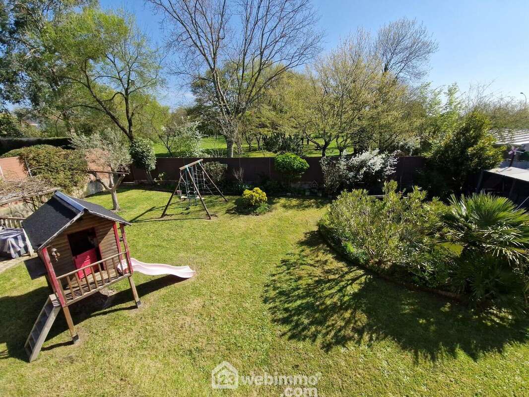 Jardin et perspective sur parc arboré municipal - Maison à LA ROCHE-SUR-YON